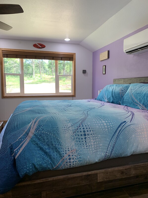1 bedroom, desk, WiFi, bed sheets