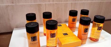 Un plateau blanc contenant divers produits de la gamme Ritual of Men, notamment une lotion pour le corps, un gel douche et un shampooing.