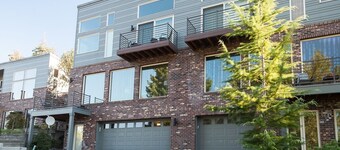 NEW Condo Downwider with Hot Tub, Minutes Away from The Columbia River Gorge by RedAwning