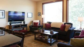 Townhome, 3 Bedrooms | Living area