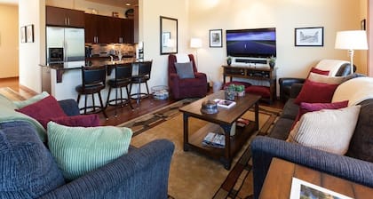 NEW Condo Downwider with Hot Tub, Minutes Away from The Columbia River Gorge by RedAwning