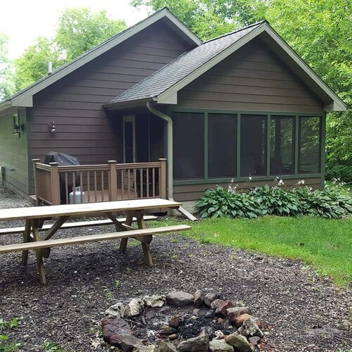 Ylelliset mökit pariskunnille ja perheille päästä pois