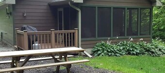 Luxury Cabins with two person jacuzzi tub. Fabulous location near Lake Red Rock.