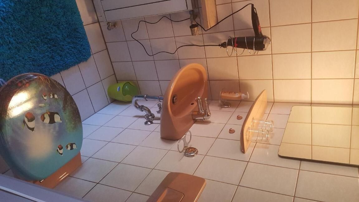 Kylpyhuone, jossa on wc, pesuallas ja suuri koristeellinen malja.