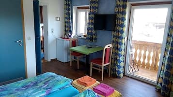 Habitación doble, balcón | Minibar, escritorio, espacio para trabajar con un portátil