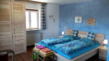 Doppelzimmer, Balkon | Minibar, Schreibtisch, laptopgeeigneter Arbeitsplatz, Babybetten