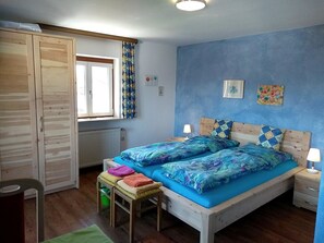 Minibar, escritorio, espacio para trabajar con laptop y cunas
