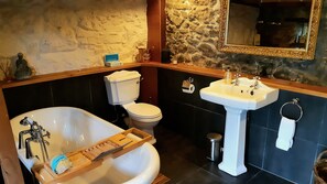 Duschwanne, Bademäntel, Seife, Toilettenpapier
