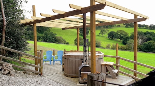 Romantic Stone Cottage with private woodfired hot tub, spa bathroom, yoga deck!