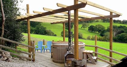 Romantic Stone Cottage with private woodfired hot tub, spa bathroom, yoga deck!
