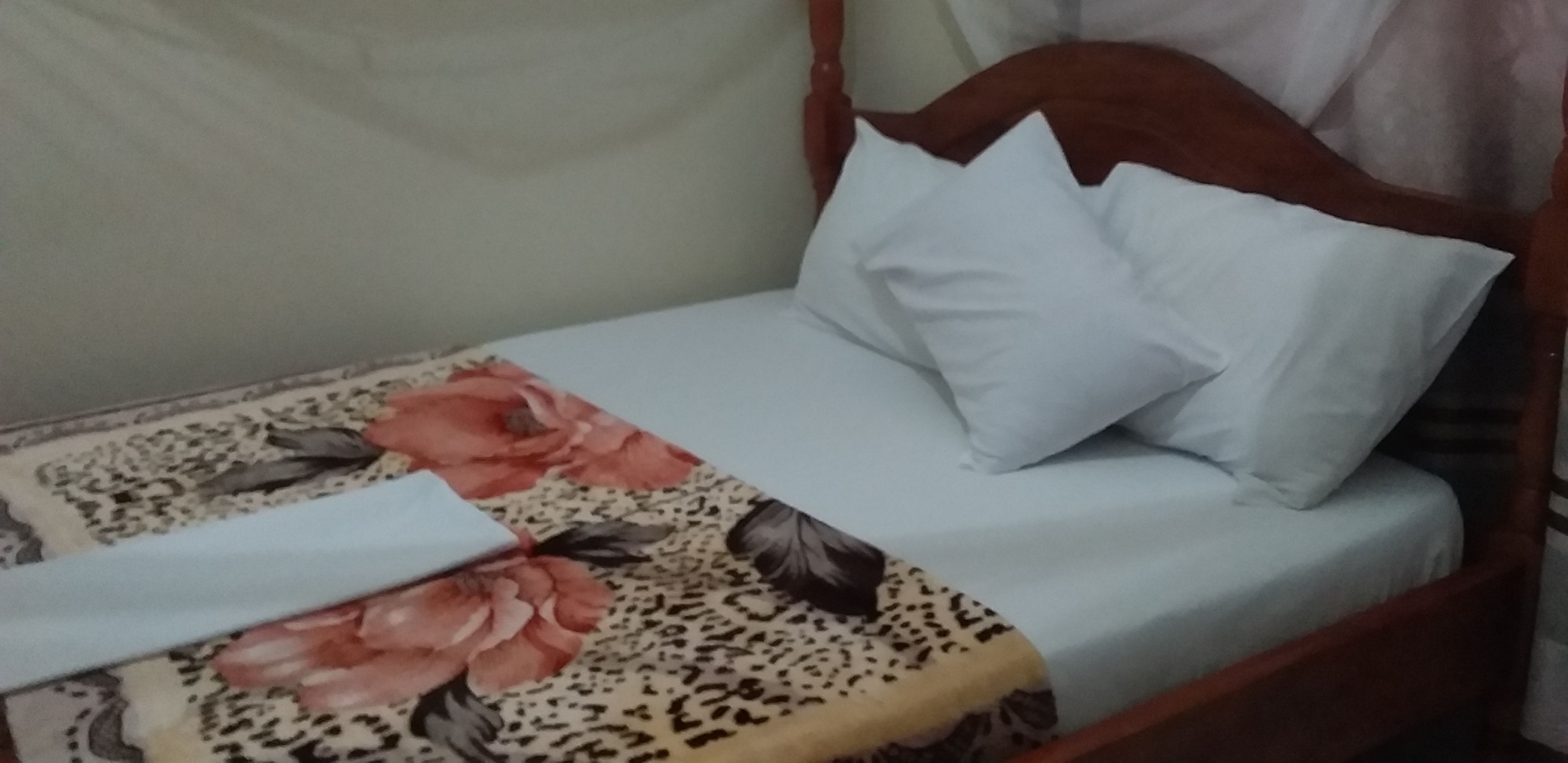 Escritorio y ropa de cama 