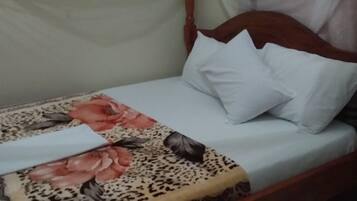 Escritorio y ropa de cama