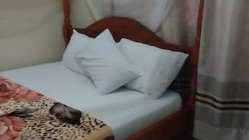 Escritorio y ropa de cama