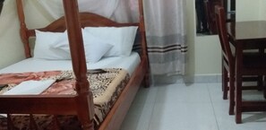 Quarto solteiro | Escrivaninha, roupa de cama