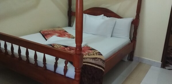 Double Room | Desk, bed sheets