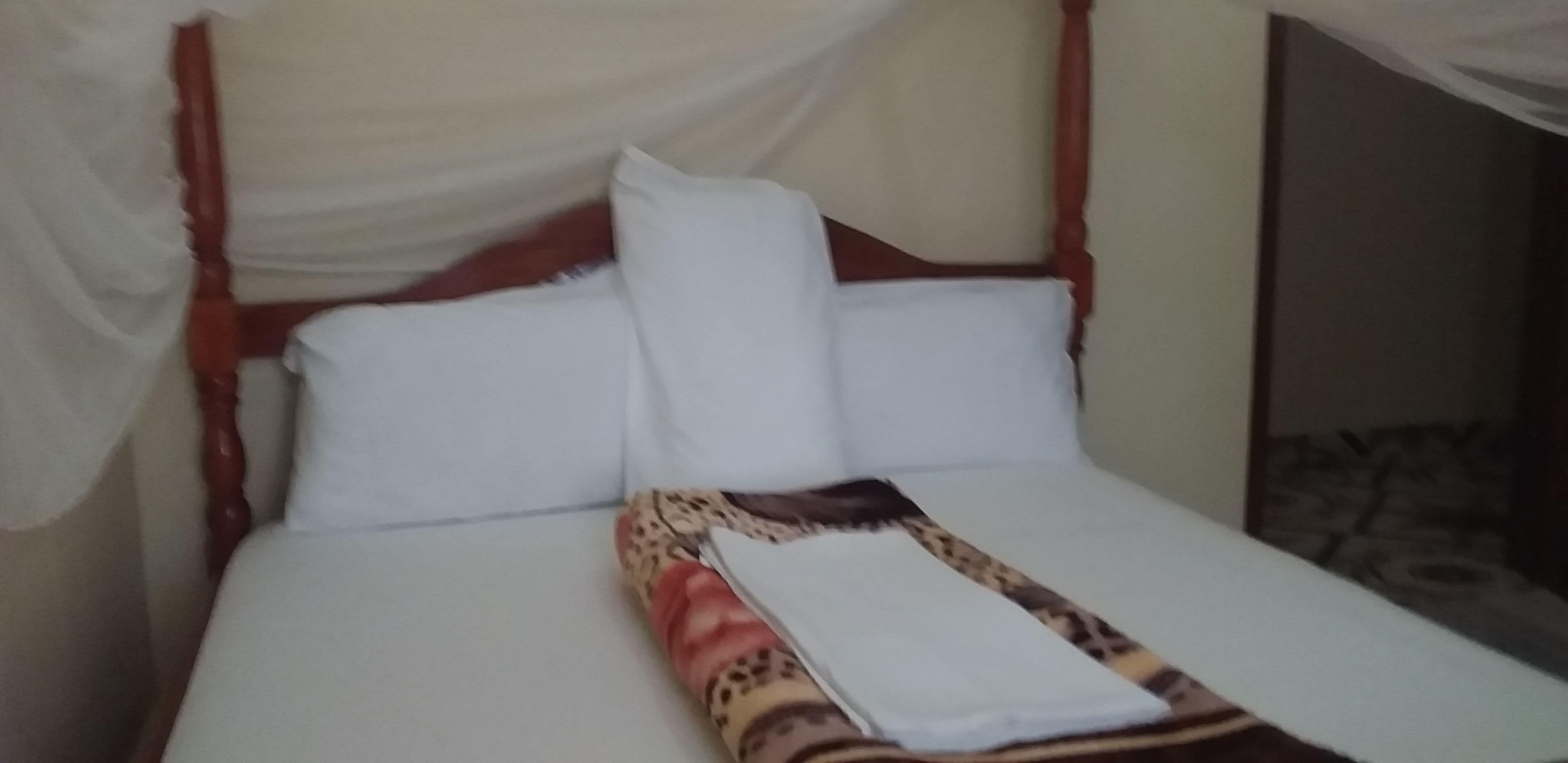 Double Room | Desk, bed sheets