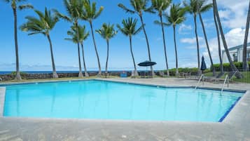 Alberca al aire libre y alberca climatizada