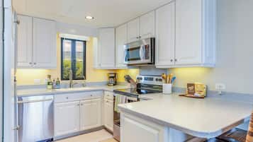 Een koelkast, een magnetron, een oven, een kookplaat