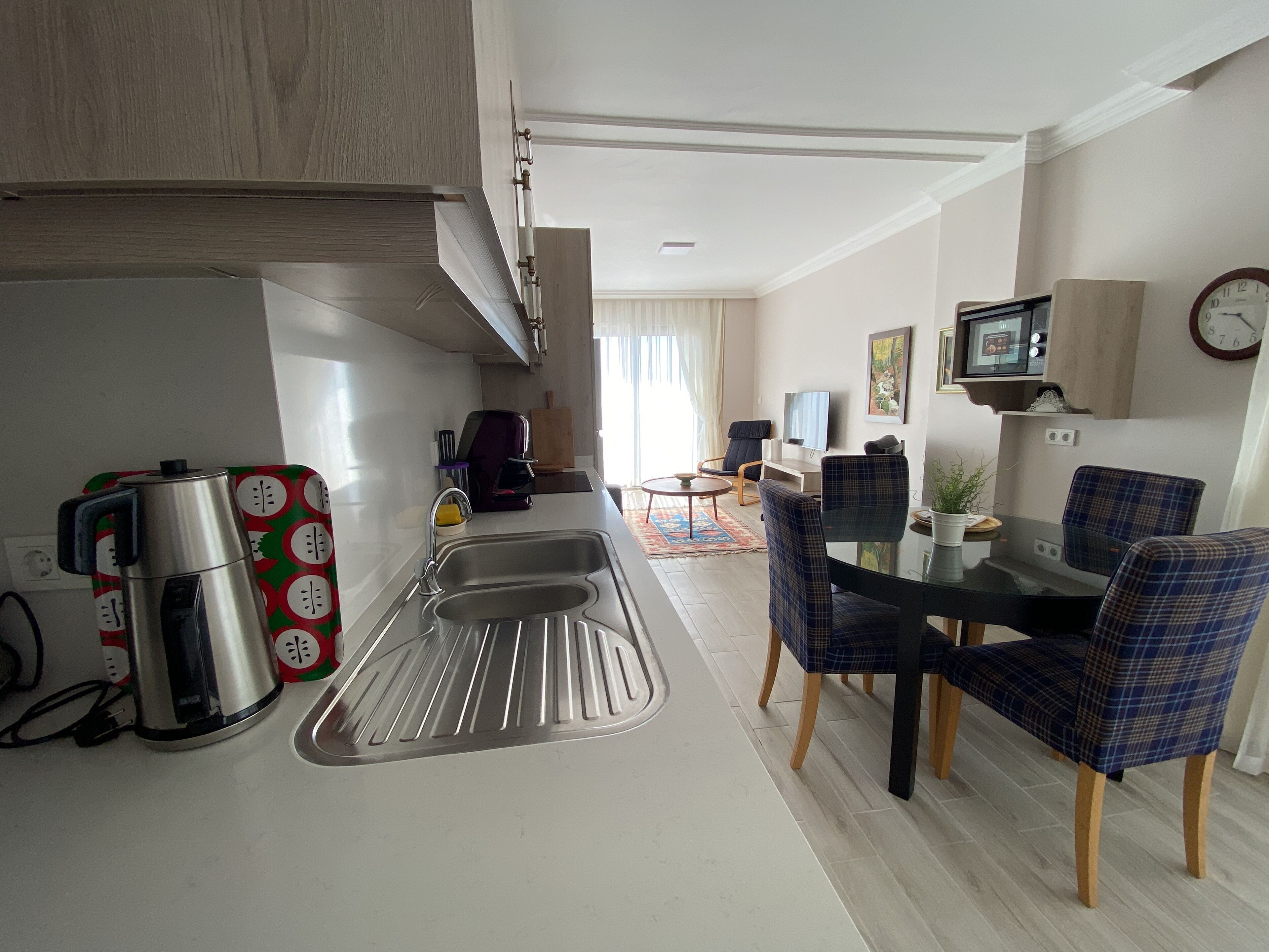 premium suite | living area | 42-inch smart tv with digital channels, tv, netflix