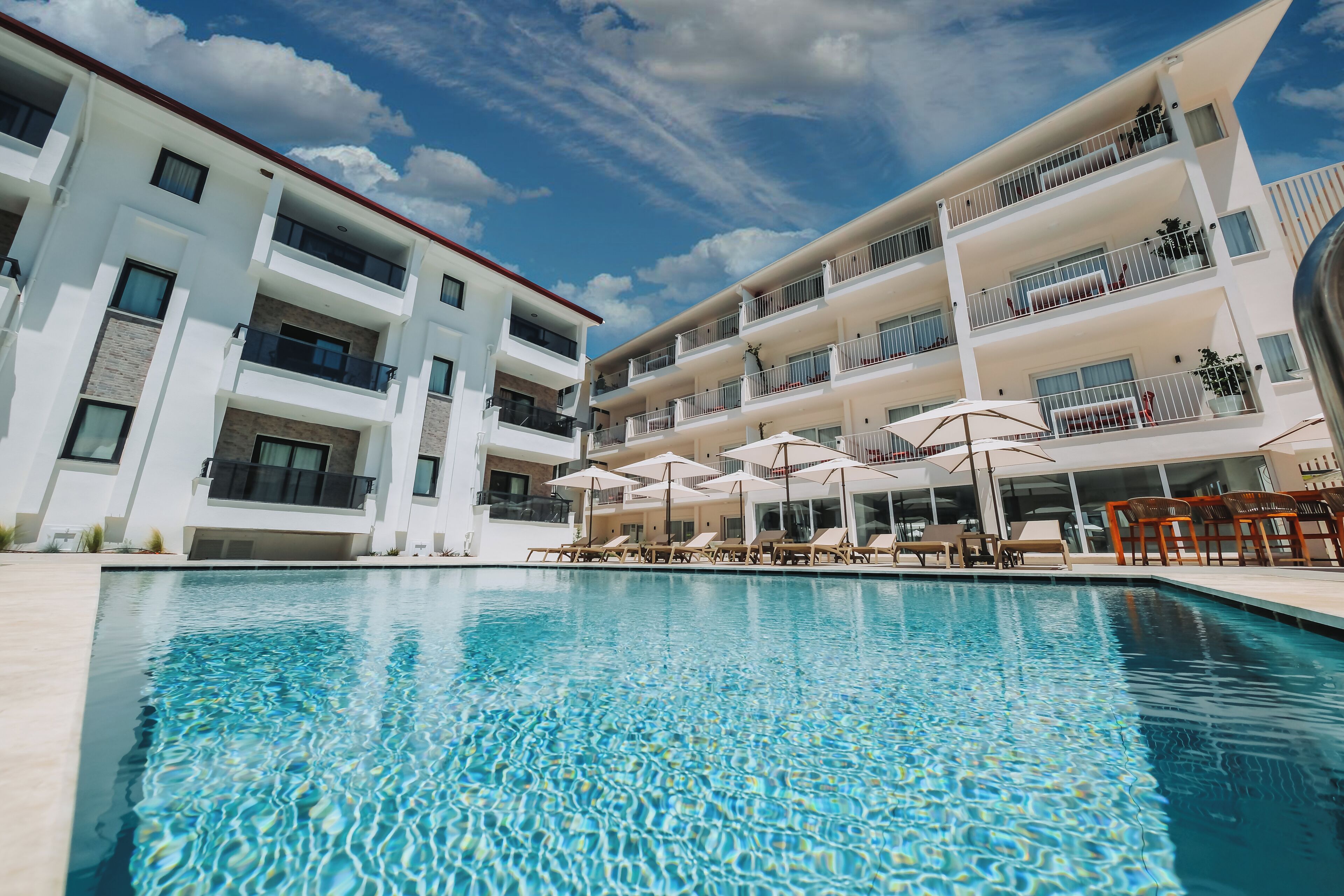 Piscine extérieure (ouverte en saison), parasols de plage