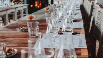 Phục vụ bữa sáng, bữa trưa, món ăn kiểu Địa Trung Hải, nhìn ra bãi biển