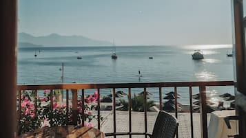 Camera panoramica con letto matrimoniale o 2 letti singoli, vista mare, di fronte alla spiaggia | Balcone