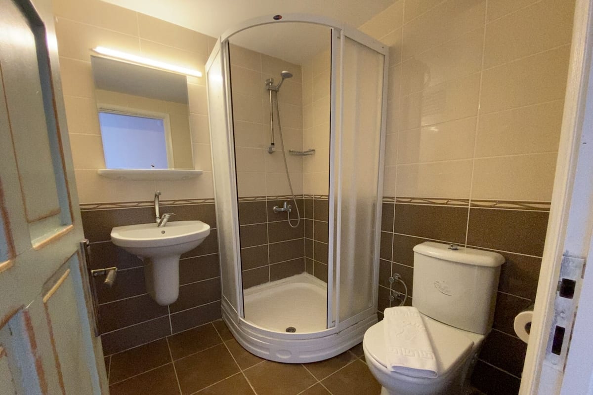 Shower, rainfall showerhead, hair dryer, towels