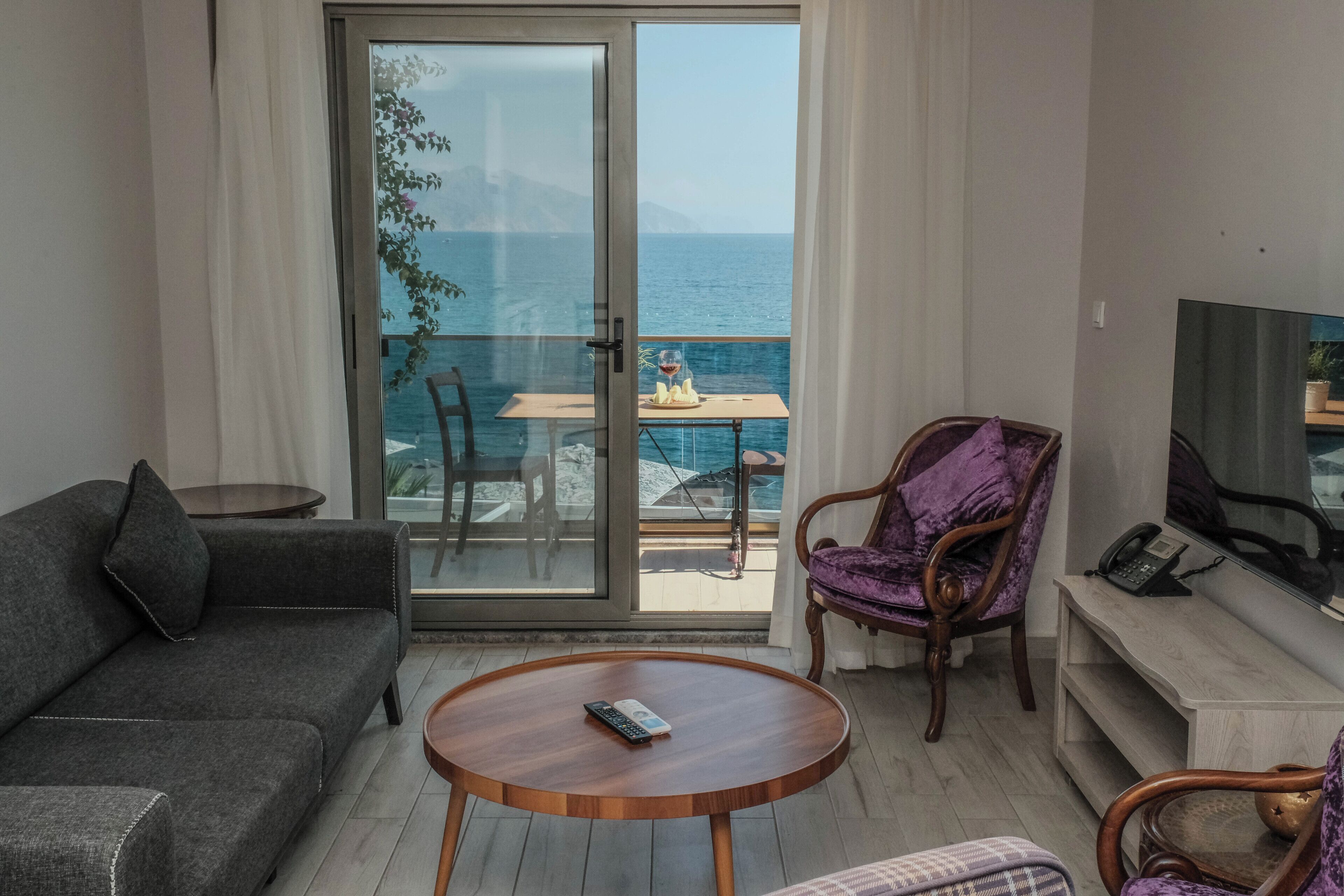 Premium Suite | Blackout drapes, soundproofing, iron/ironing board, free WiFi