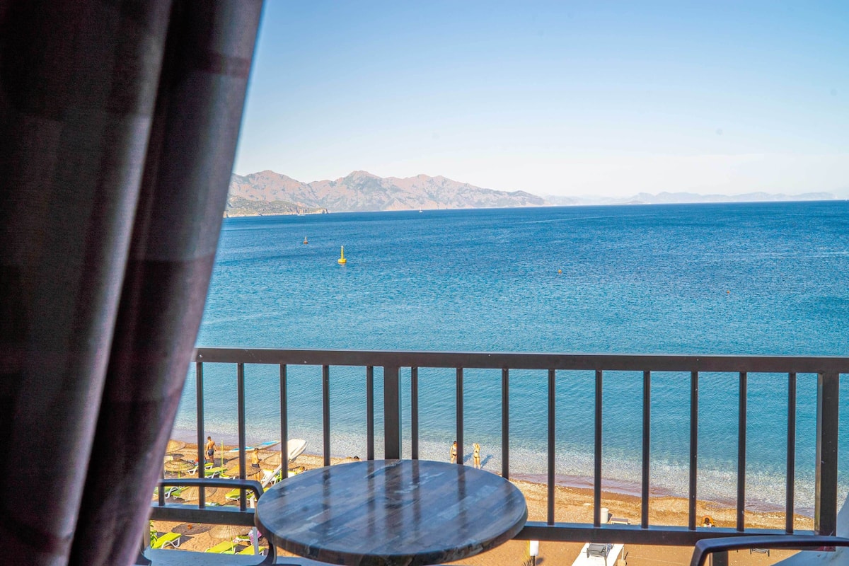 Un balcon avec vue sur la mer et les montagnes.