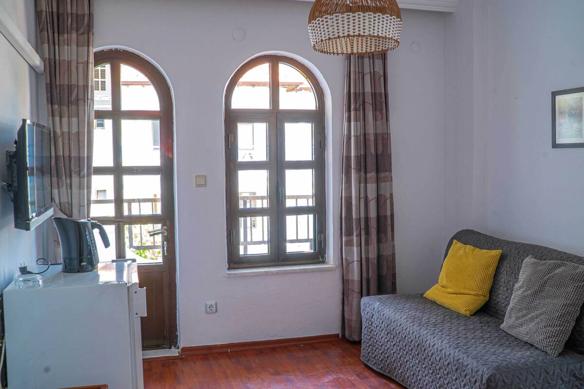 family suite, sea view, beachfront | living area | 42-inch smart tv with digital channels, tv, netflix