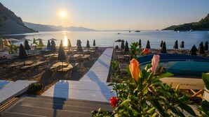 A beachside resort with sun loungers, umbrellas, and a pool. - Diplomat Hotel (Marmaris)