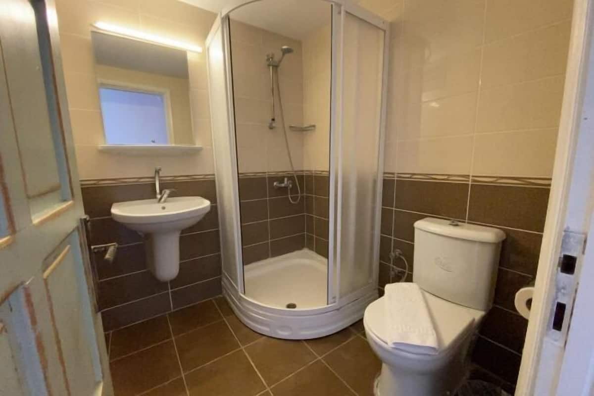 Shower, rainfall showerhead, hair dryer, towels
