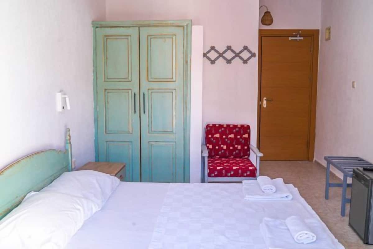 2 bedrooms, blackout curtains, soundproofing, iron/ironing board