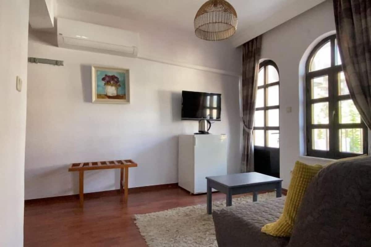 Living area | 42-inch Smart TV with digital channels, TV, Netflix