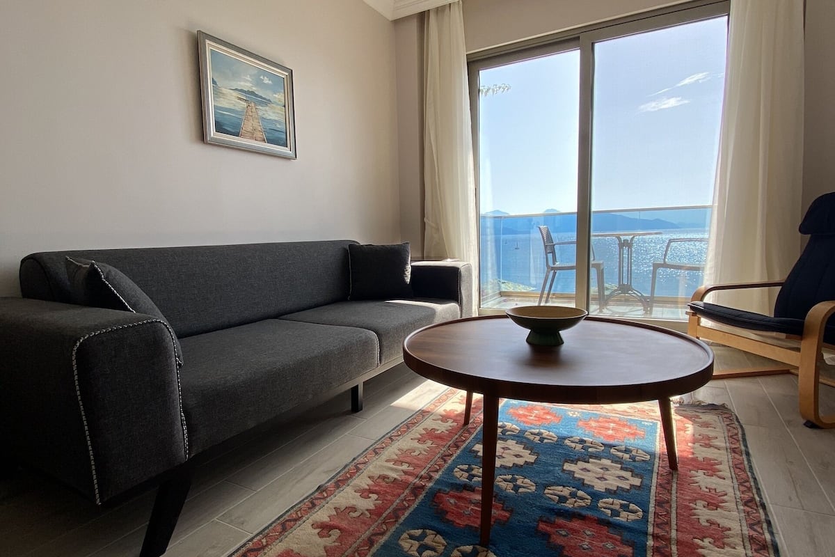 Premium Suite | Living room | 42-inch Smart TV with digital channels, TV, Netflix