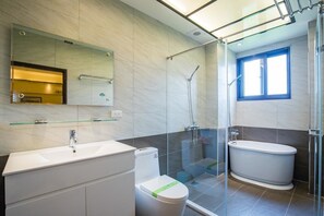 Design Quadruple Room | Bathroom | Shower, free toiletries, hair dryer, slippers - Yanduo Homestay (Luodong)