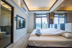 Habitación cuádruple de diseño | Decoración individual, mobiliario individual, wifi gratis y ropa de cama