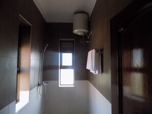 Shower, rainfall showerhead, free toiletries, slippers - Jarin Hotels (Kampala)