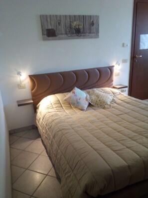 مكتب ومساحة عمل للكمبيوتر المحمول وتجهيزات عازلة للصوت وأسرّة قابلة للطي