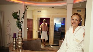 A spa area with a hot tub, a decorative plant, and a towel rack. - Deluxe Double Room - Göbel's Hotel Aqua Vita (Bad Wildungen)