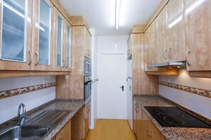 Fridge, microwave, oven, coffee/tea maker