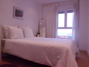 1 sovrum, strykjärn/strykbräda och sängkläder