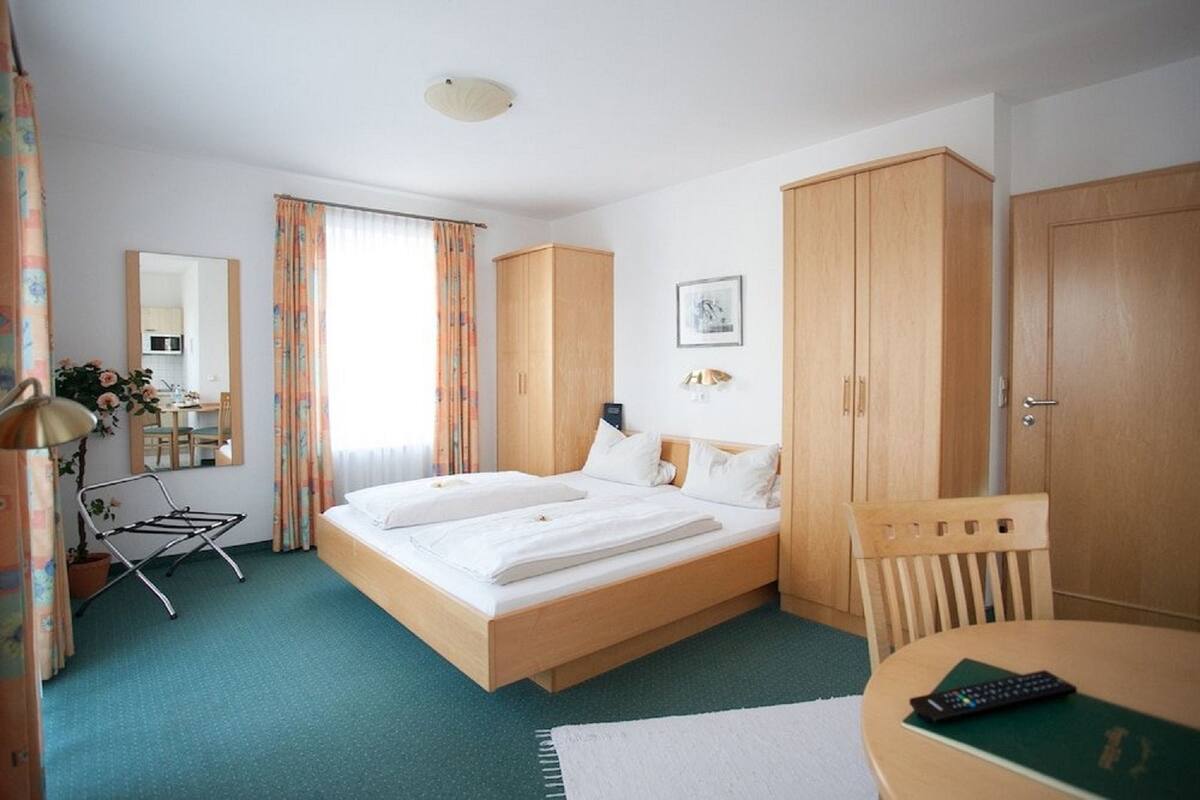 Cribs (surcharge), WiFi (free), bed sheets