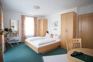 Cribs/infant beds, free WiFi, bed sheets