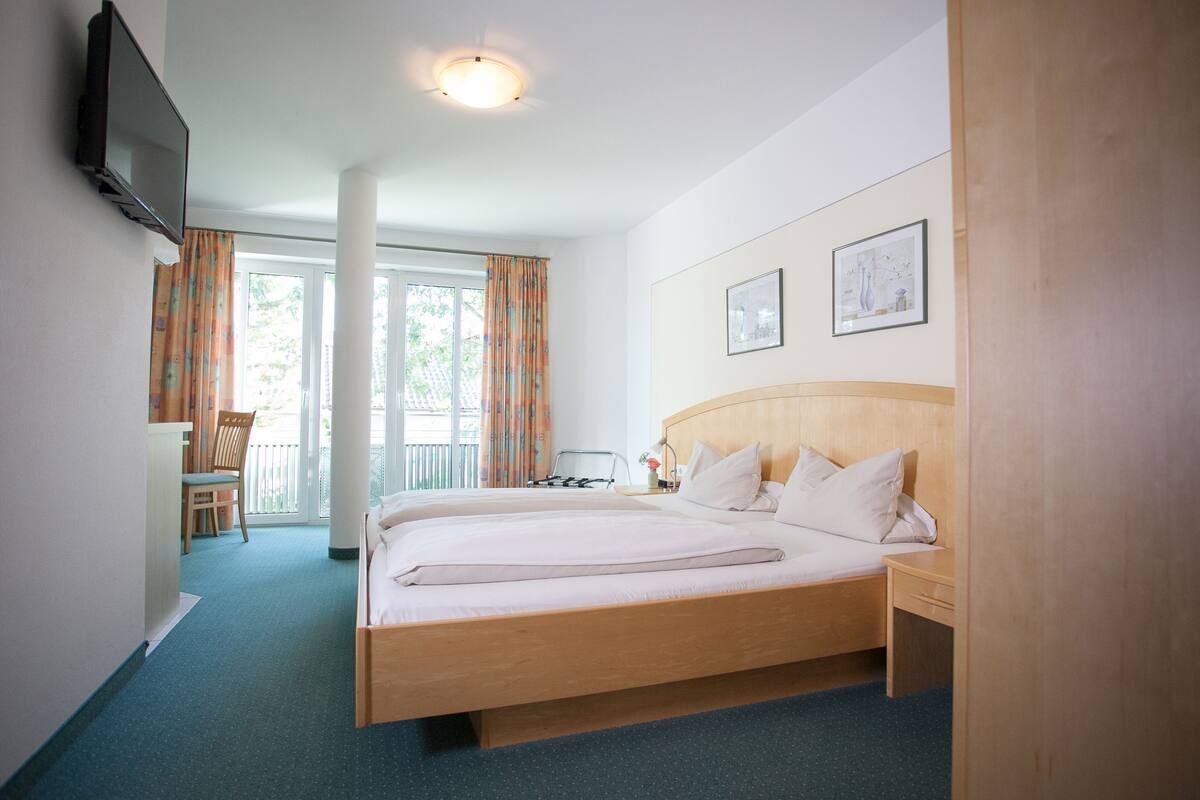 Cribs (surcharge), WiFi (free), bed sheets