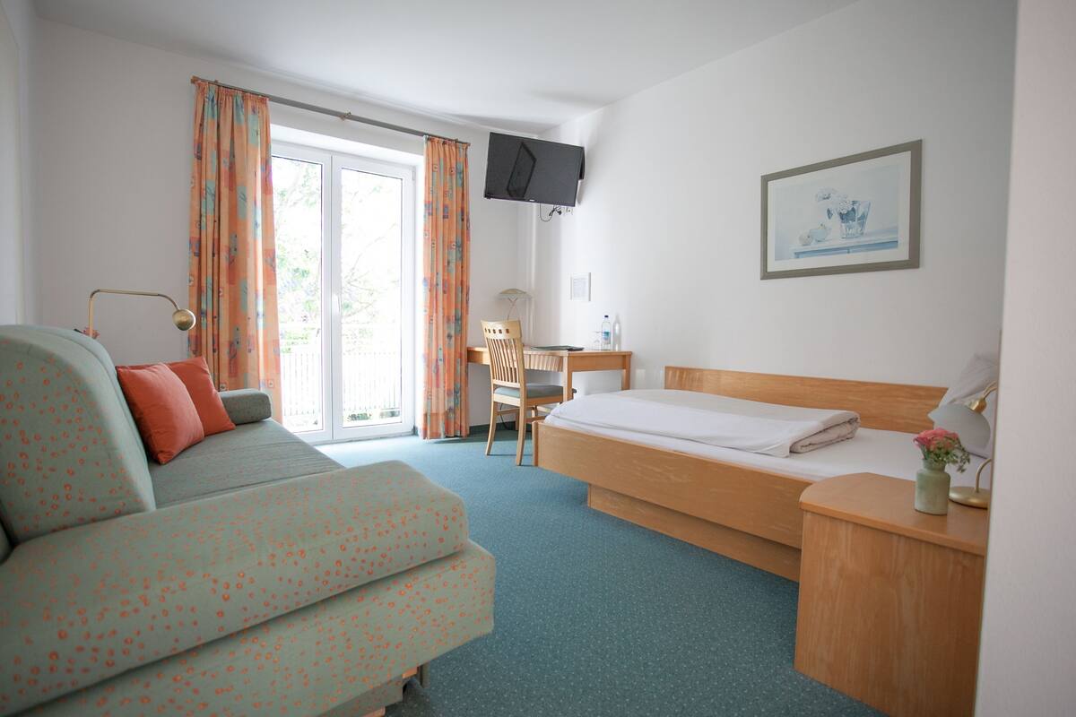 Single Room | Cribs (surcharge), WiFi (free), bed sheets