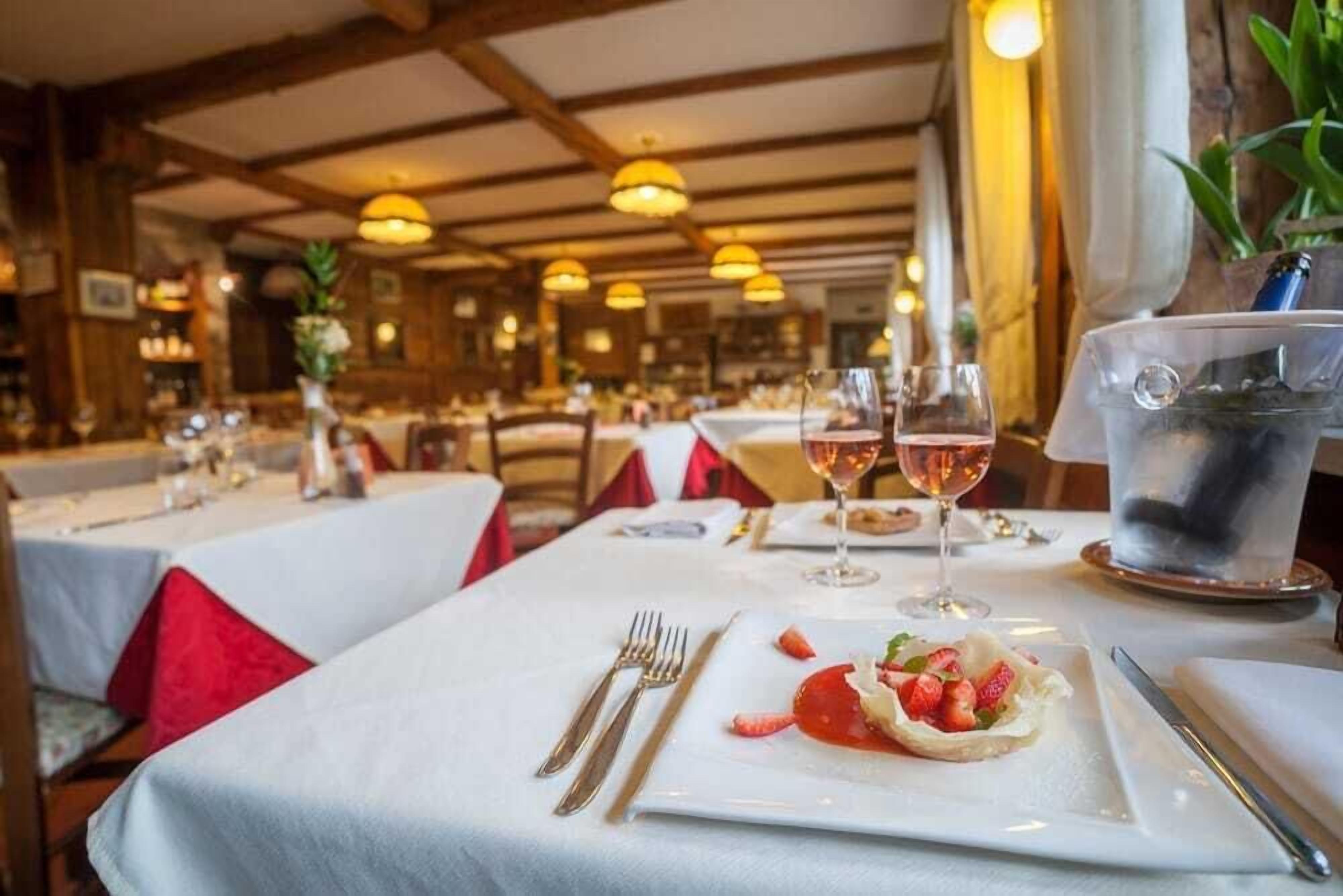 Petit déjeuner et déjeuner servis sur place, spécialités Cuisine locale