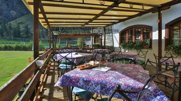 Frühstück, Mittagessen, Abendessen, lokale Küche