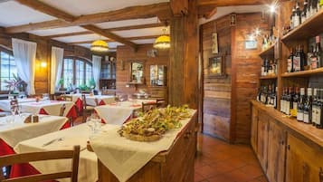 Frühstück, Mittagessen, Abendessen, lokale Küche