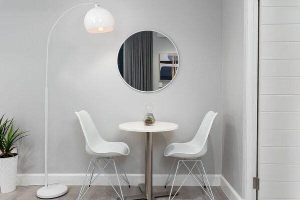 Comfort Apartment | In-room dining - 35 On Main 102 (Cape Town)